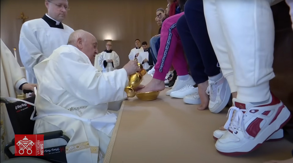 Римскиот папа Франциск за првпат го изврши обредот на миење нозе само на жени