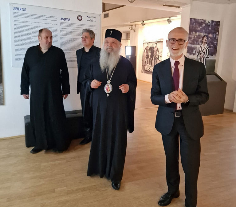 Архиепископот Стефан во посета на изложбата „Паоло Роси – златното момче и легендите на фудбалот“