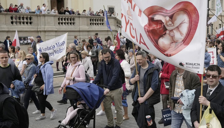 Илјадници луѓе во Варшава учествуваа на марш против абортусот