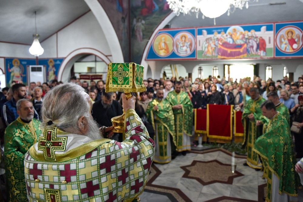 Цветници во храмот „Свети Петар и Павле“ во населба Ѓорче Петров