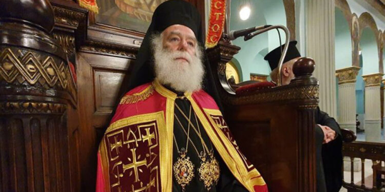 Александрискиот патријарх се враќа дома на Крит по успешната операција на коленото